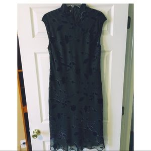 Black cocktail dress w/ blue velvet details 🖤💙